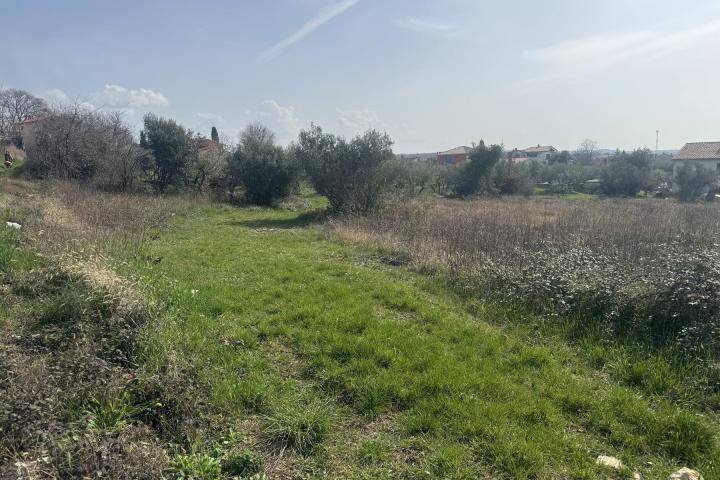 Istra, Kaštelir - građevinsko zemljište na rubu urbanizacije s pogledom na more 2262 m2