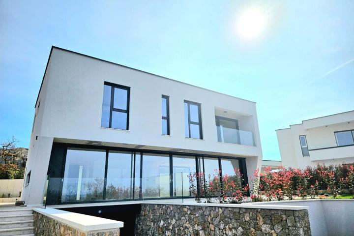 Crikvenica, impozantna vila s pogledom na more NKP 345 m2 s okućnicom 711m2