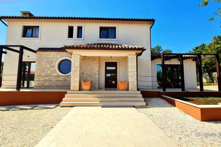 Istra, Hrboki - vrhunska moderna kvalitetna villa NKP 159 m2 s bazenom na 1998 m2 parcele