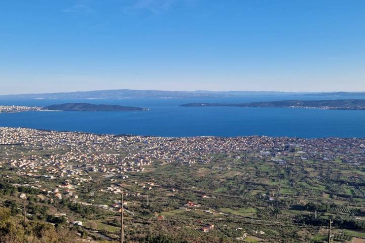 Kaštela, građevinsko zemljište 1. 080 m2, 100 m od mora