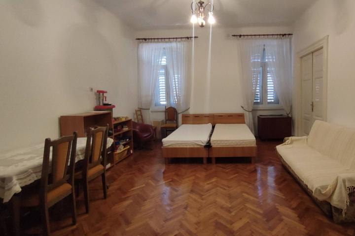 Pula, Giardini, višesoban stan, privatni parking, velika terasa, NKP 180 m2