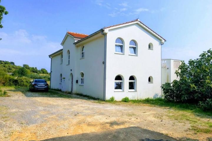 Krk, Jurandvor Baška, prekrasna villa s tri apartmana