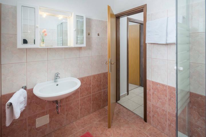 Poreč, Mugeba vila s bazenom i apartmanima