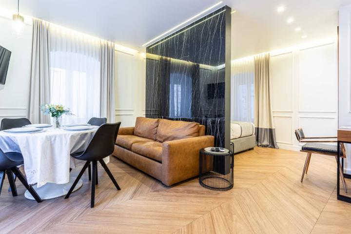 Split, Grad, dva luksuzna studio apartmana u Dikolecijanovoj Palači