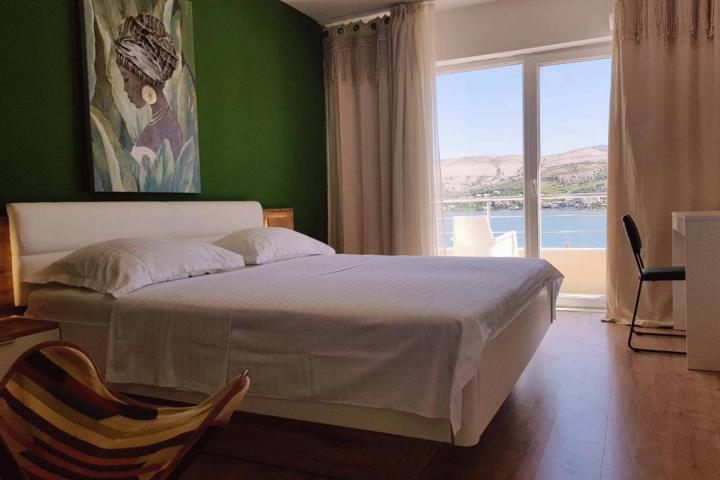 Pag, moderan mini hotel s osam soba, apartmanom, restoranom i teretanom