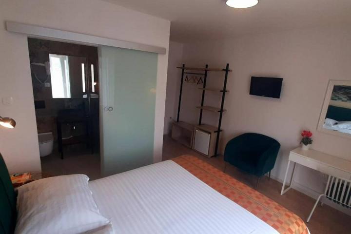 Pag, moderan mini hotel s osam soba, apartmanom, restoranom i teretanom