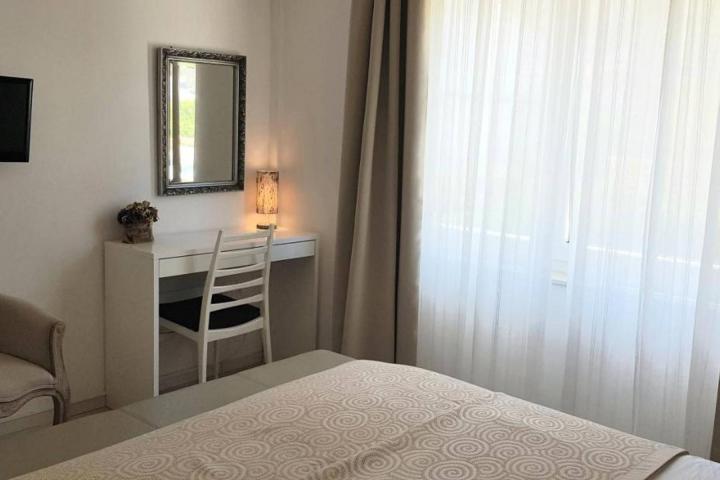 Pag, moderan mini hotel s osam soba, apartmanom, restoranom i teretanom