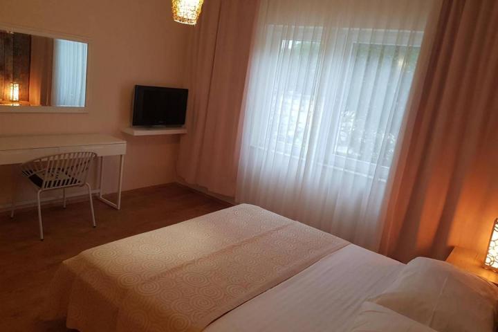 Pag, moderan mini hotel s osam soba, apartmanom, restoranom i teretanom