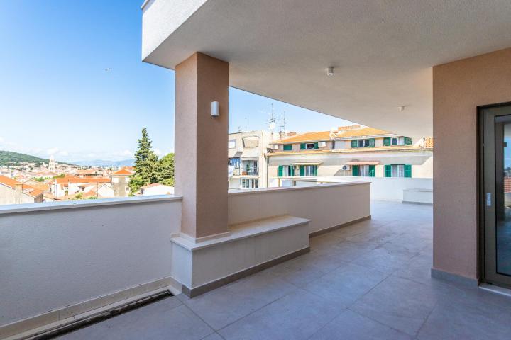 Split, prekrasan penthouse s pogledom na more i grad