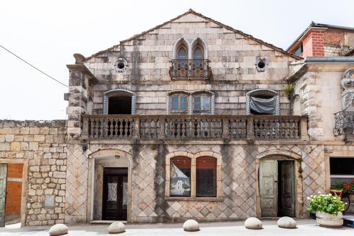 Sinj, strogi centar, kuća s velikim potencijalom