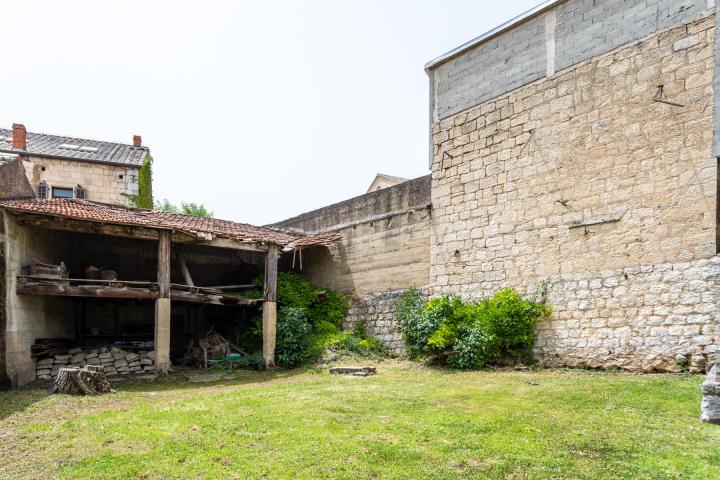 Sinj, strogi centar, kuća s velikim potencijalom