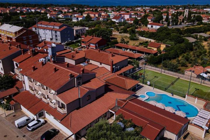 Peroj, hotel s 54 sobe i 5 apartmana, 1, 2 km od plaže, pogled na Brijunsko otočje