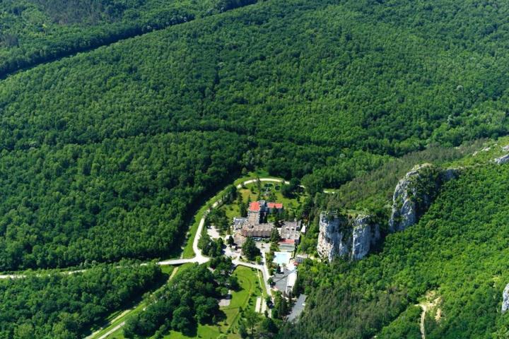 Istra, okolica Motovuna, hotel s poliklinikom okružen prirodom