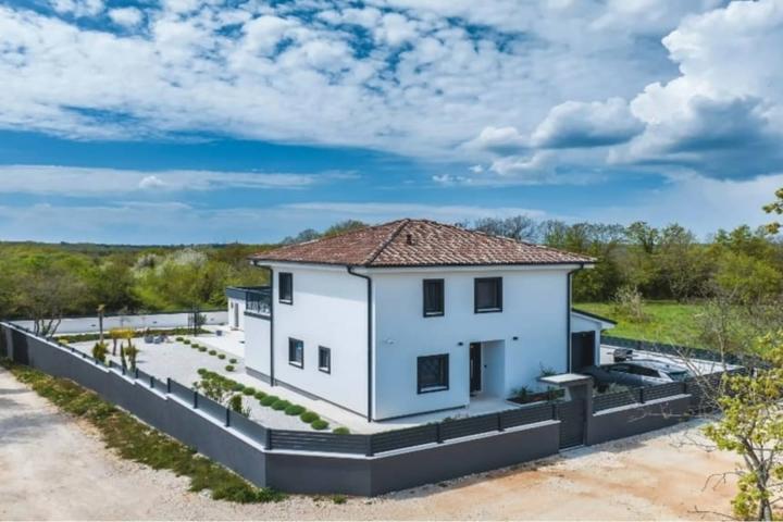 Krnica, prekrasna moderna vila od 135 m2 na velikoj uređenoj okućnici