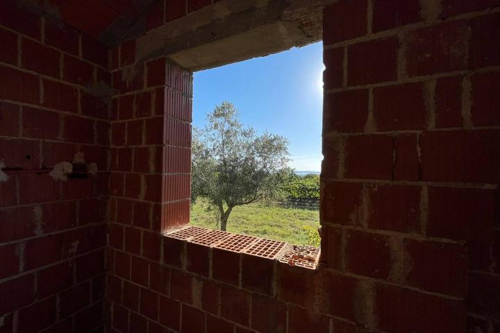 Istra, Vodnjan, zemljište sa kućom u roh bau fazi, pogled more