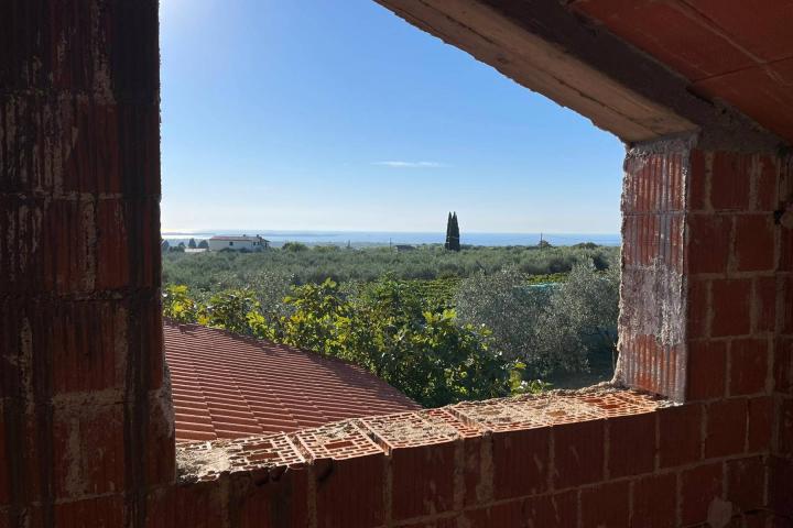 Istra, Vodnjan, zemljište sa kućom u roh bau fazi, pogled more