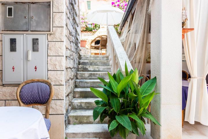 Otok Brač, kamena kuća s restoranom na vrhunskoj lokaciji