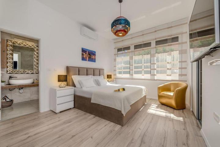 Kaštel Stari, villa s bazenom NKP 350 m2, na prostranom zemljištu površine 1216 m2