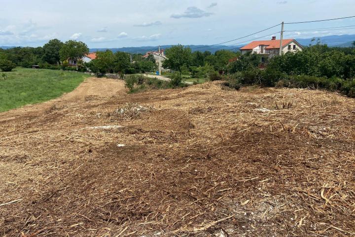 Labin, Kršan, građevinska parcela 891 m2 s građevinskom dozvolom i projektom