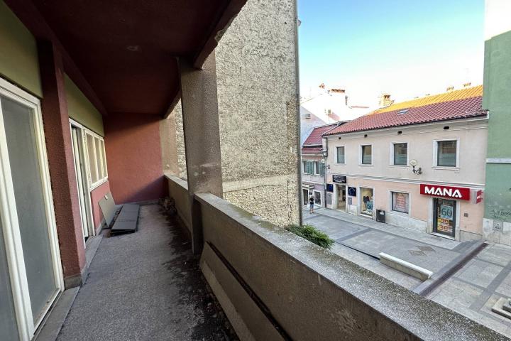 Pula,  centar grada stan za renovaciju NKP 71 m2