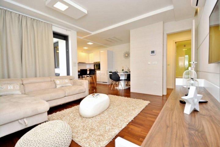 Zadar, Borik, moderan trosoban stan vrtom, NKP 87, 55 m2