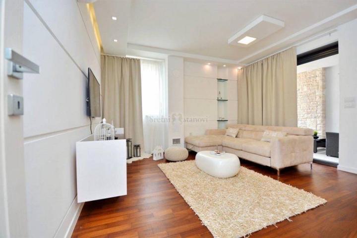 Zadar, Borik, moderan trosoban stan vrtom, NKP 87, 55 m2