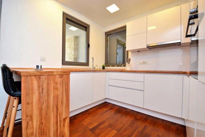 Zadar, Borik, moderan trosoban stan vrtom, NKP 87, 55 m2