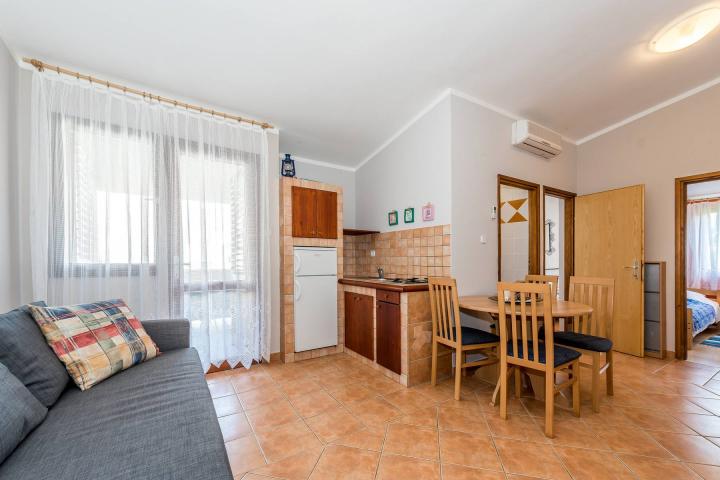 Šibenik, Grebaštica, kuća s apartmanima drugi red od mora