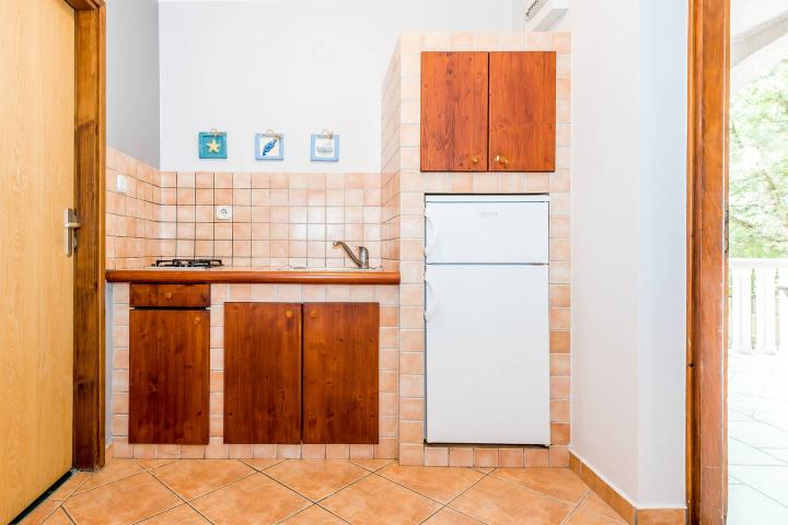 Šibenik, Grebaštica, kuća s apartmanima drugi red od mora