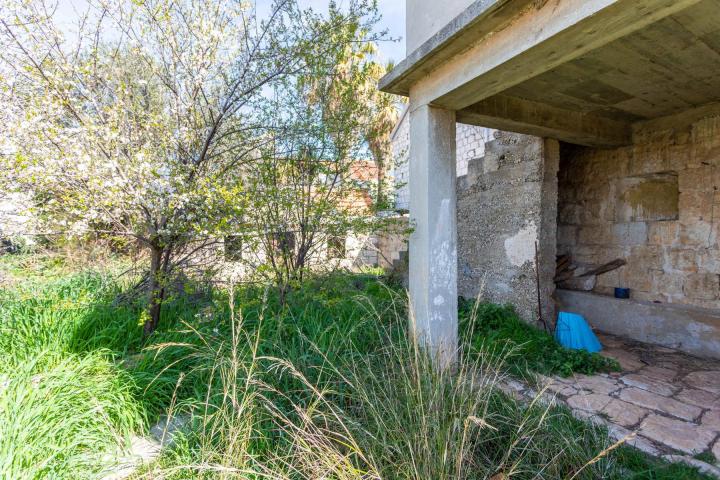 Čiovo, Okrug Gornji dvije kamene kuće za rekonstrukciju