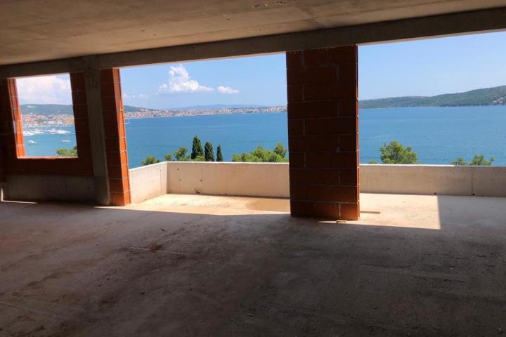 Trogir – okolica, prostran dvosoban stan s pogledom na more NKP 105, 50 m2