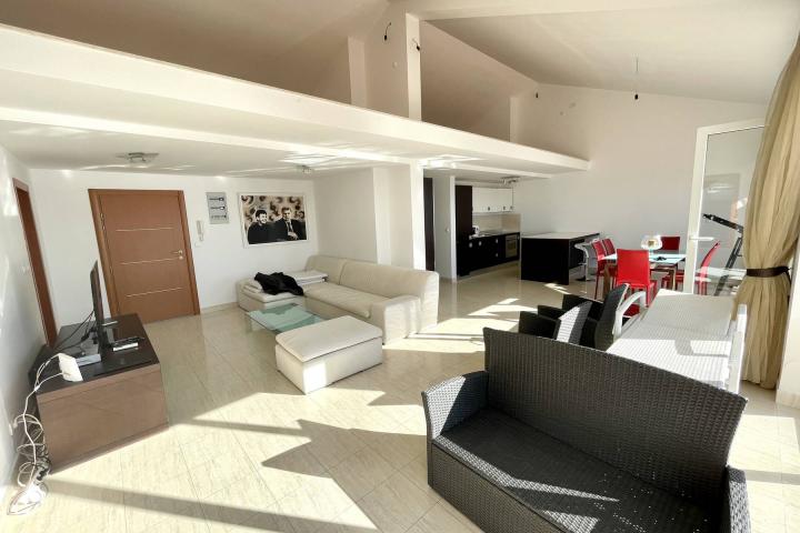 Crikvenica, Selce, prekrasan penthouse sa galerijom 144 m2