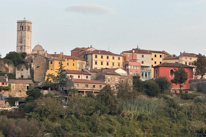 Istra, Oprtalj, troetažni stan (kuća u nizu), jedinstvena nekretnina u strogom centru