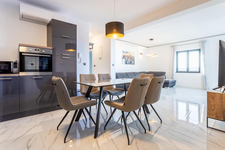 Vodice, Srima prekrasan penthouse, 50 metara od mora