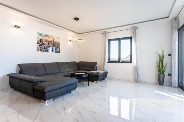 Vodice, Srima prekrasan penthouse, 50 metara od mora