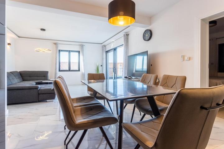 Vodice, Srima prekrasan penthouse, 50 metara od mora