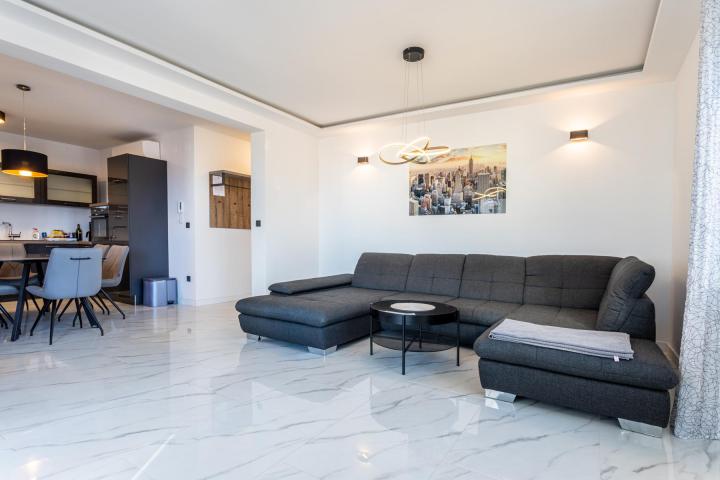 Vodice, Srima prekrasan penthouse, 50 metara od mora