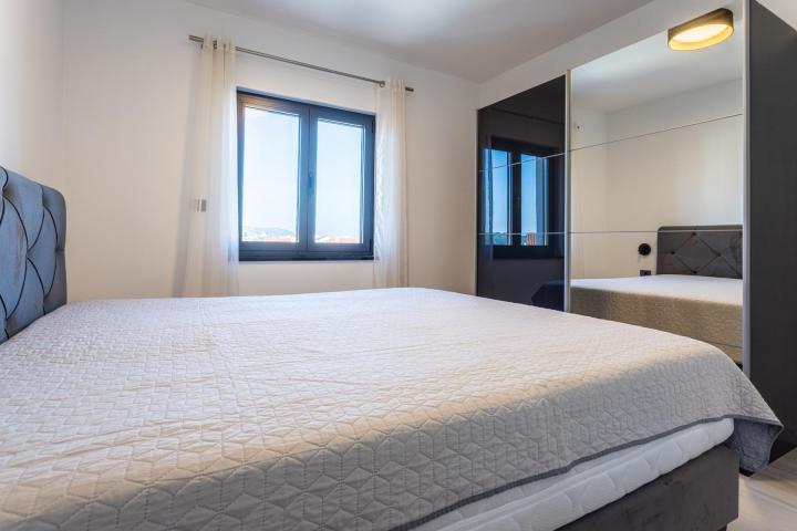 Vodice, Srima prekrasan penthouse, 50 metara od mora