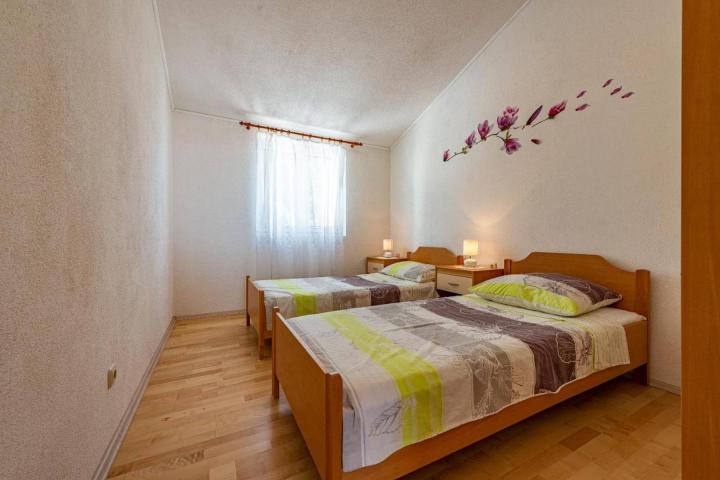 Okrug Gornji, vila 4 apartmana s bazenom + građ parcla 330m2