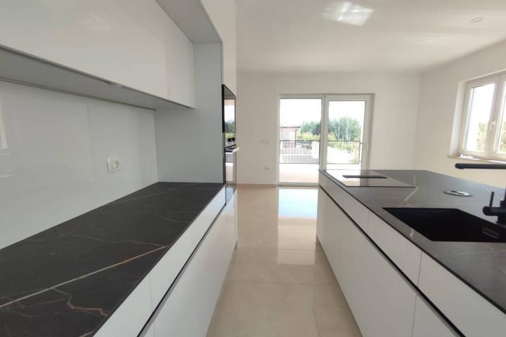 Savudrija, Crveni vrh, moderna kvalitetna vila s bazenom, NKP 250m2