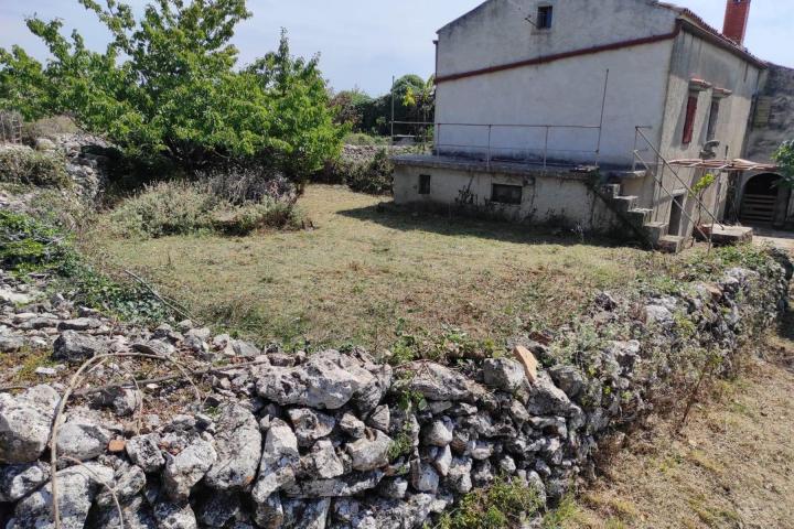 Otok Cres, Pernat, starina za adaptaciju na zemljištu 600m2