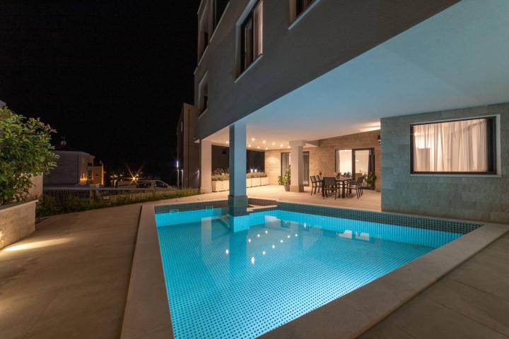 Trogir, luksuzna vila s bazenom, NKP 368 m2