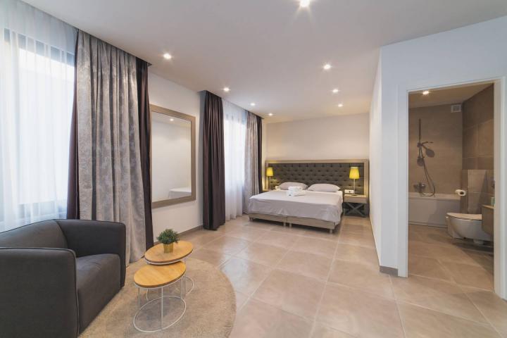 Trogir, luksuzna vila s bazenom, NKP 368 m2