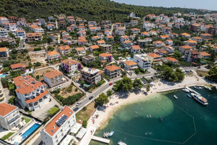 Trogir, Čiovo,  kuća i građevinsko  zemljište na elitnoj lokaciji