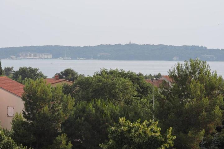 Istra, Peroj, apartmanska kuća s prekrasnom okućnicom i panoramskim pogledom na Brijune 