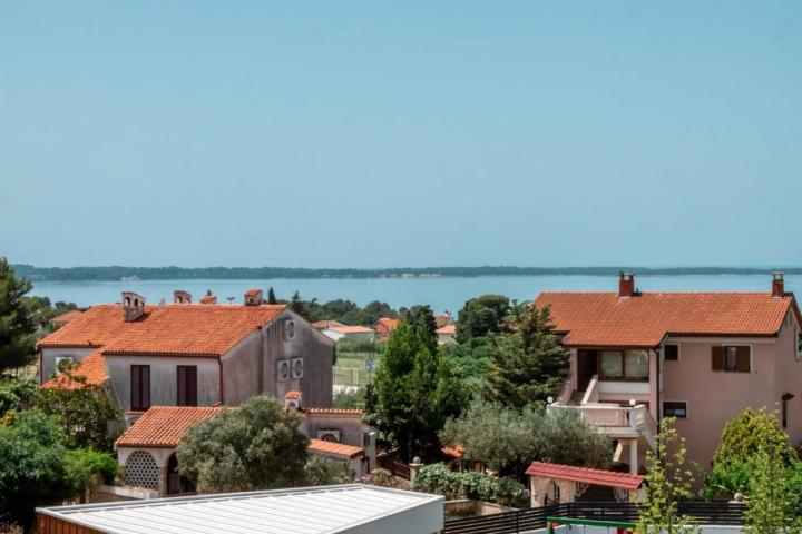 Istra, Peroj, apartmanska kuća s prekrasnom okućnicom i panoramskim pogledom na Brijune 