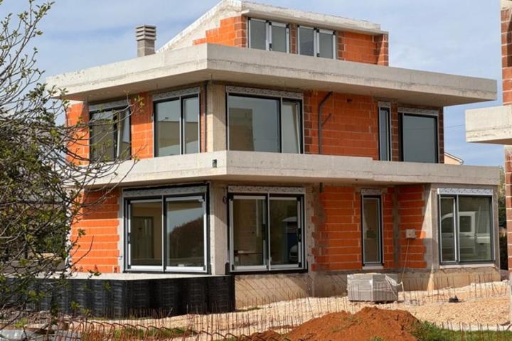 Poreč, moderna  i elegantna samostojeća vila NKP 220 m2 na  velikoj okućnici 