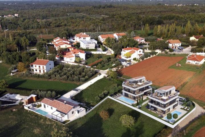 Poreč, moderna  i elegantna samostojeća vila NKP 220 m2 na  velikoj okućnici 