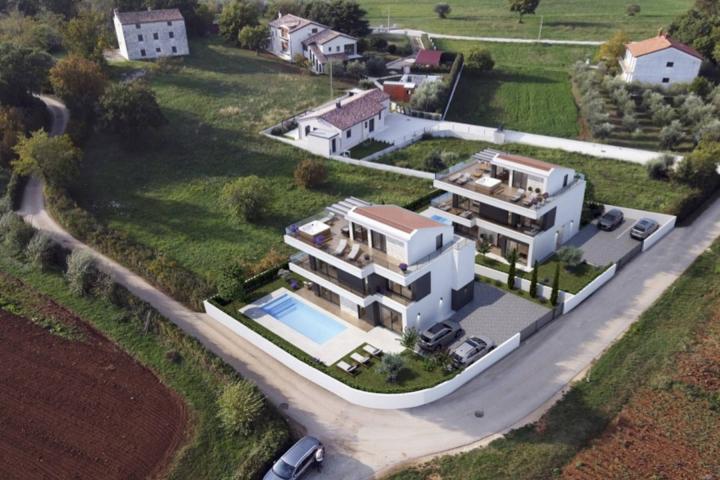 Poreč, moderna  i elegantna samostojeća vila NKP 220 m2 na  velikoj okućnici 