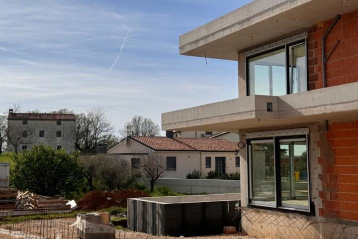 Poreč, moderna  i elegantna samostojeća vila NKP 220 m2 na  velikoj okućnici 